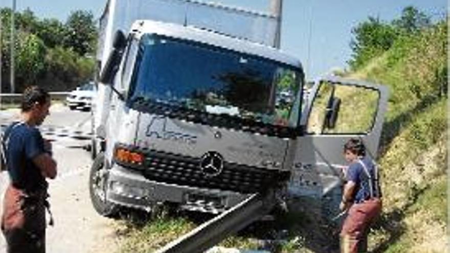 El camió accidentat en un costat de la carretera N-II a Sils.
