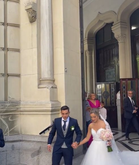 Fran Beltrán y su mujer Estefanía Molina saliendo de la iglesia donde se han casado