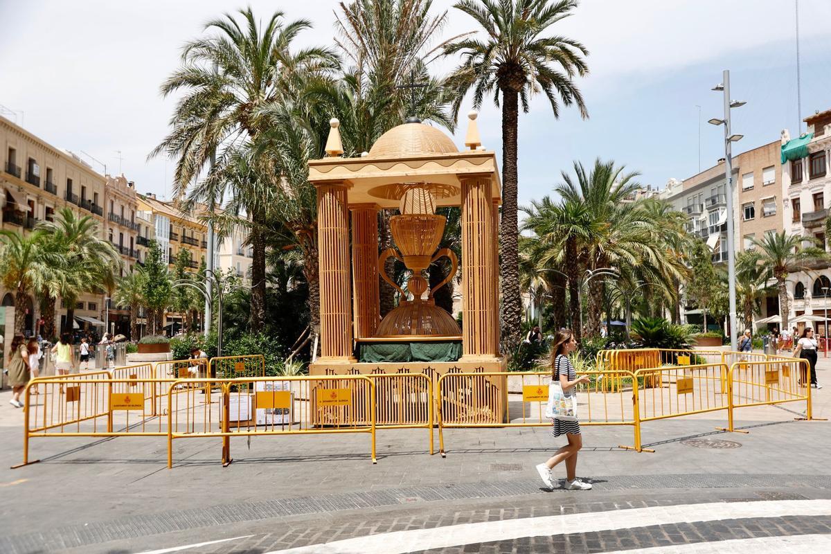 El monumento está preparado a la espera de incorporarle la flor fresca
