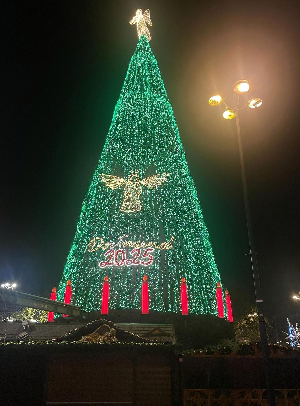 Dortmund tiene en su mercado navideño el árbol de navidad más grande del mundo y así se iluminaba este pasado lunes.