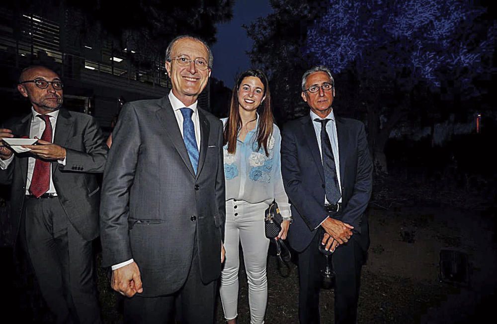 El presidente del Tribunal Superior de Justicia de Balears (TSJB), Antoni Terrassa. y el presidente de la Audiencia Provincial de Palma, Diego Gómez Reino, acompañados por la jefa de prensa Àgnes Antich representaron al mundo judicial en la entrega de premios y en el cóctel posterior.