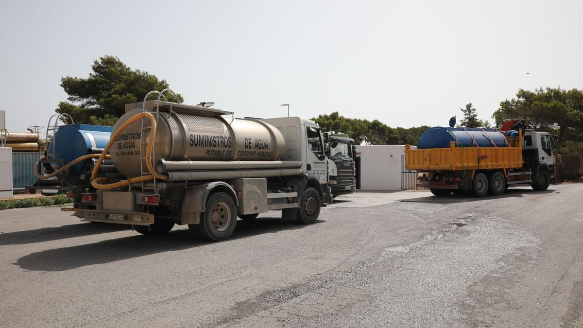 Varios camiones esperan llenar sus cubas en el punto de carga de es Ca Marí, en Formentera. | C.C.