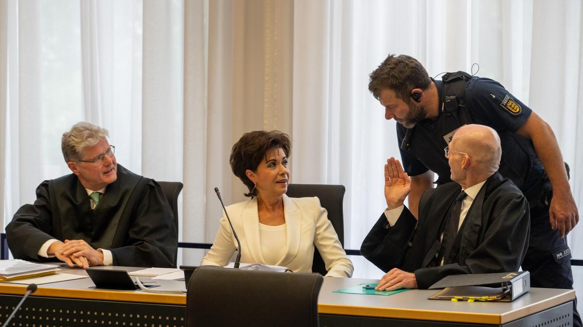 Anita Müller vor Gericht mit ihren Anwälten.