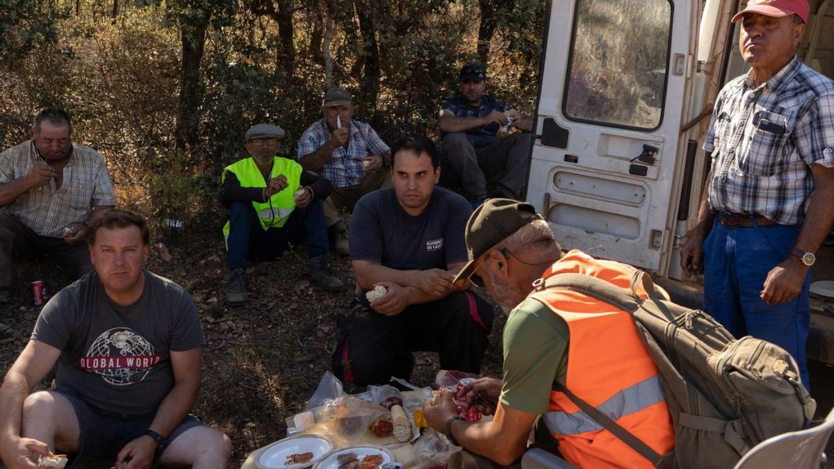 Ganaderos, pastores y voluntarios hacen una parada para almorzar. | José Luis Fernández