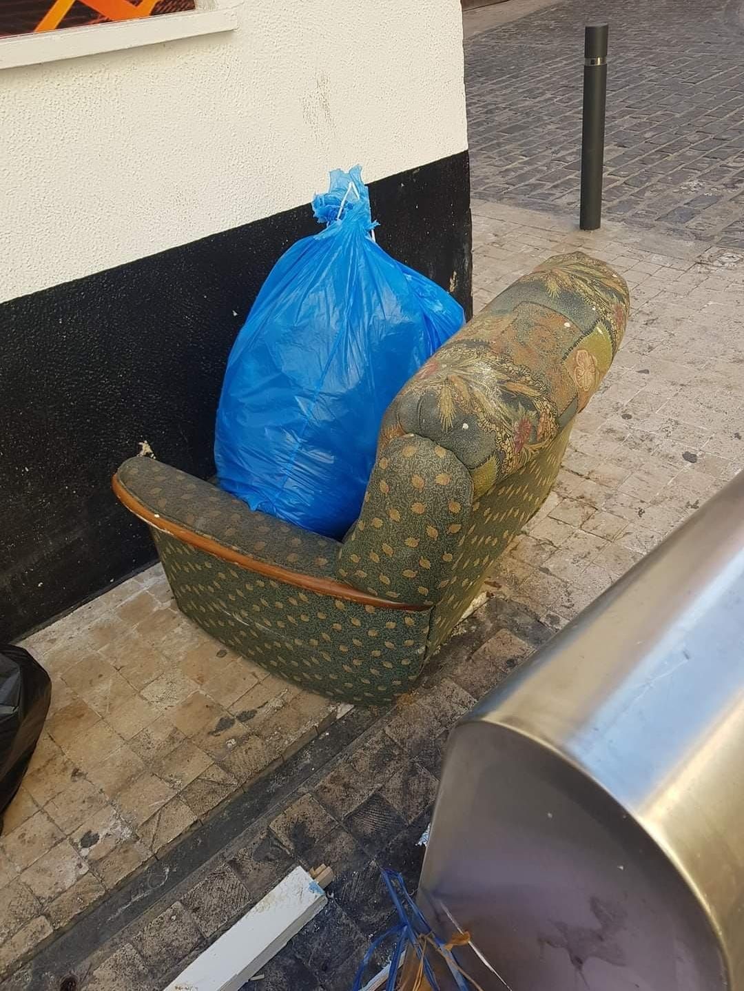 Quejas por los orines y la basura en la calle Corretgeria de Xàtiva.