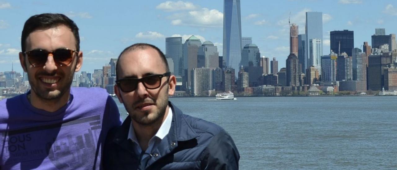 Los hermanos Mario y Nicola Decandia, en un viaje que hicieron a Nueva York.