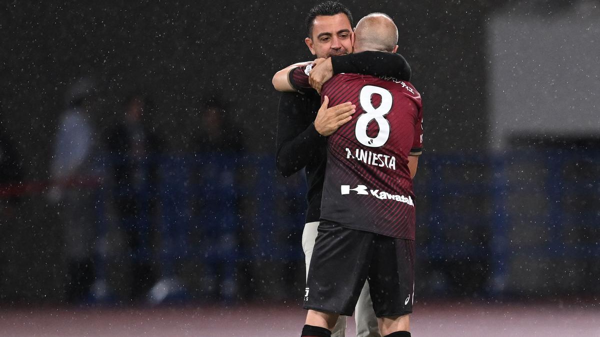 Xavi abraza a Iniesta después de que el capitán del Vissel fuera sustituido en el amistoso ante el Barça en Tokio.