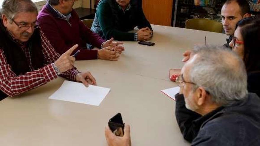 Los ediles del PSOE reunidos ayer con los vecinos de Viesques.