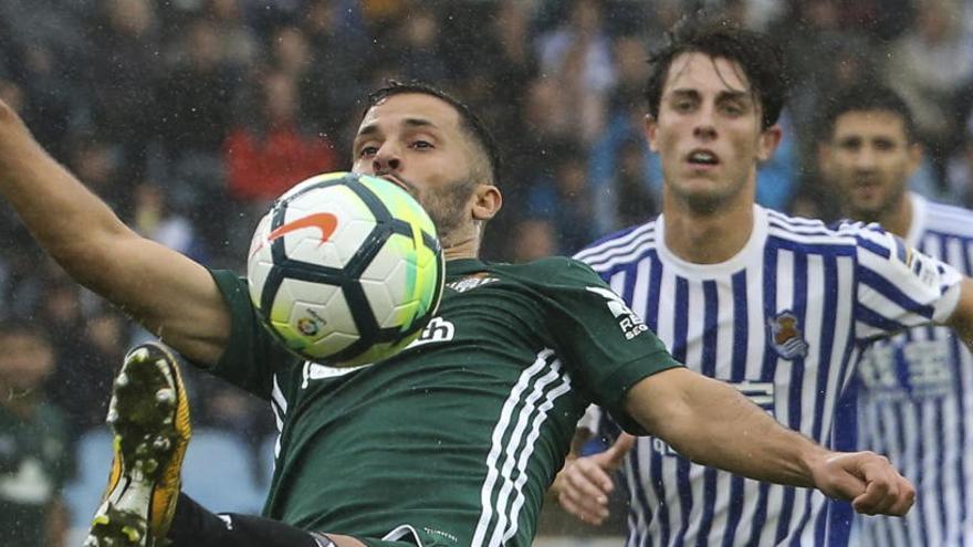 El defensa del Betis Durmisi (i) disputa un balón con Odriozola.