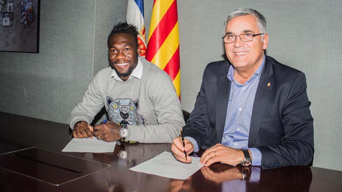 Felipe Caicedo y Joan Collet durante la firma del nuevo contrato del jugador ecuatoriano