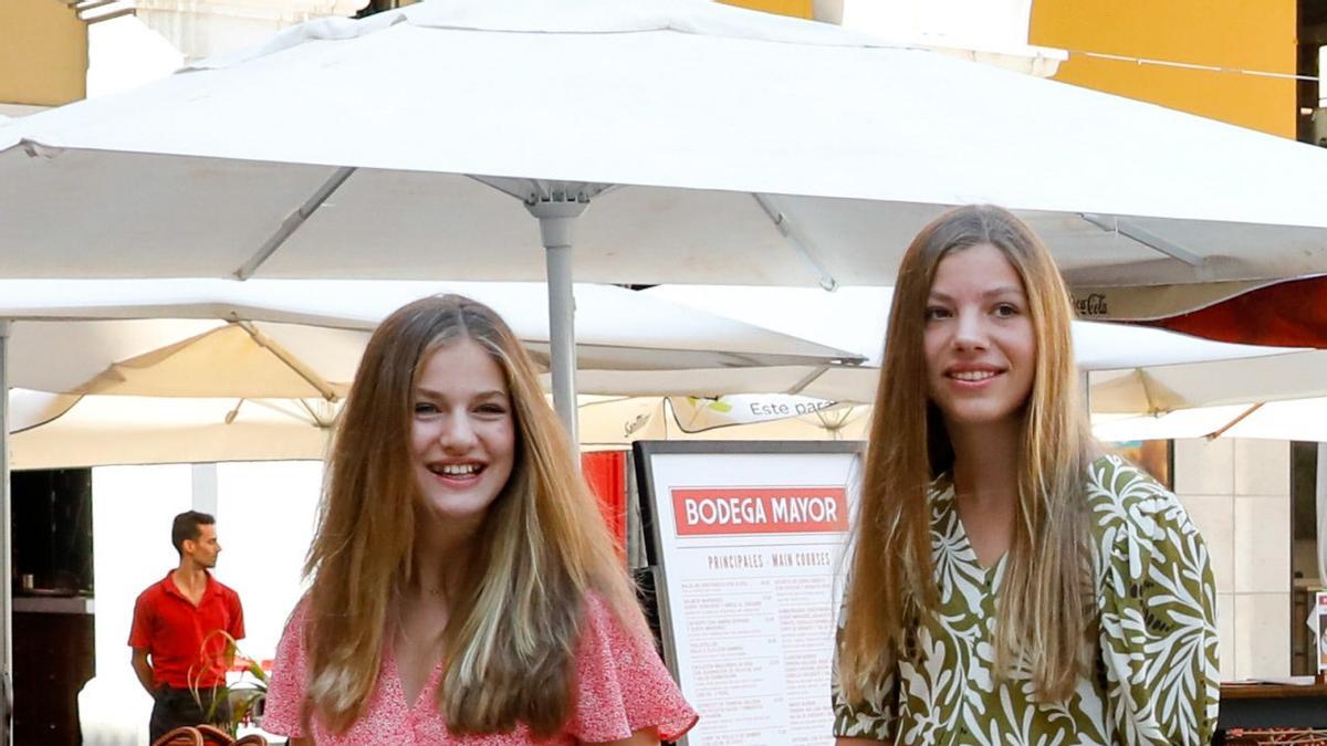 La princesa Leonor y la infanta Sofía, con vestidos de Mango y Sfera durante sus vacaciones en Mallorca