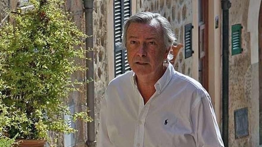 El diplomático Jorge Dezcallar, en su retiro mallorquín. / miquel massutí