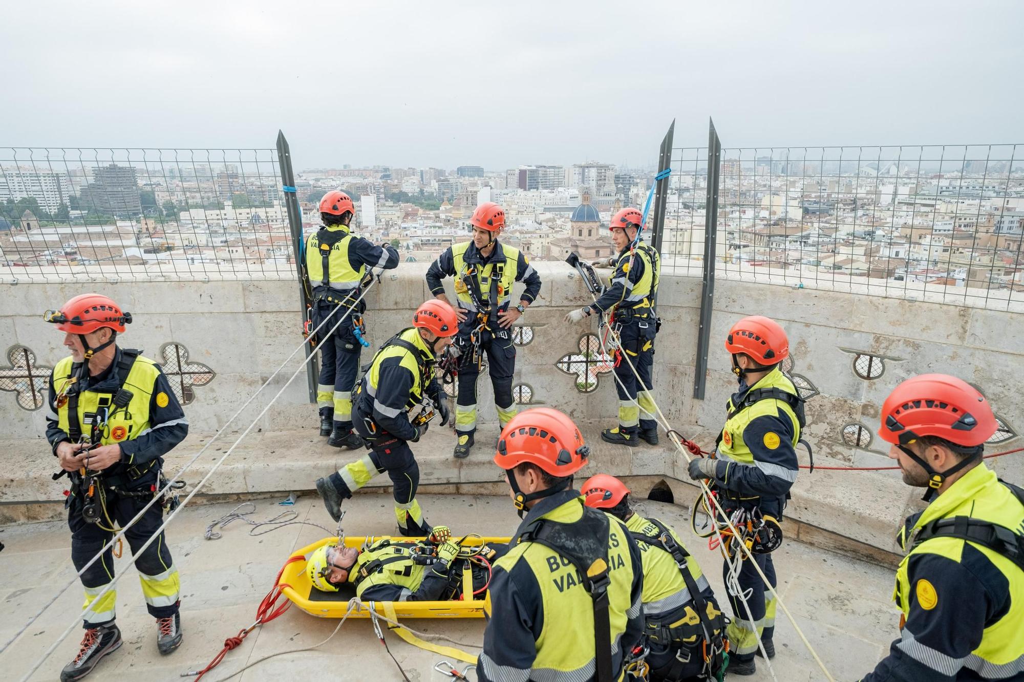 Una camilla sobrevuela el Micalet