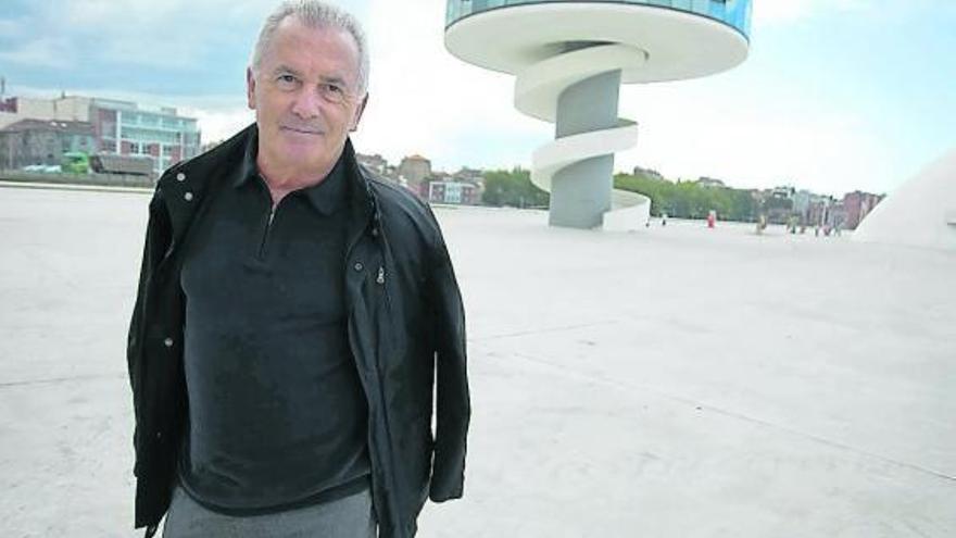 Víctor Manuel, ayer, ante la torre mirador del Niemeyer.