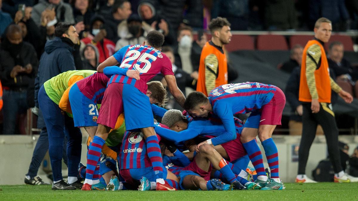 Los jugadores del Barça felicitan a Pedri tras su gol al Sevilla en el Camp Nou.