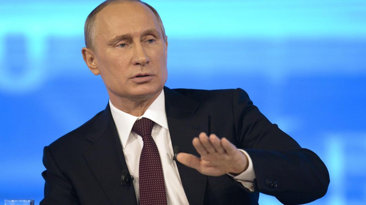 Vladimir Putin, durante la emisión de 'Línea Directa', el programa de televisión en el que contesta preguntas de ciudadanos, este jueves en Moscú.