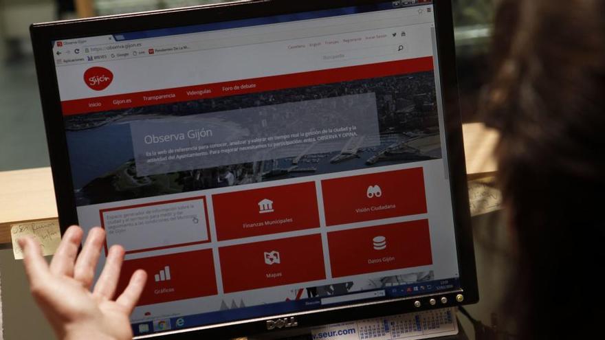 Un internauta ante una página de la web del Ayuntamiento de Gijón.