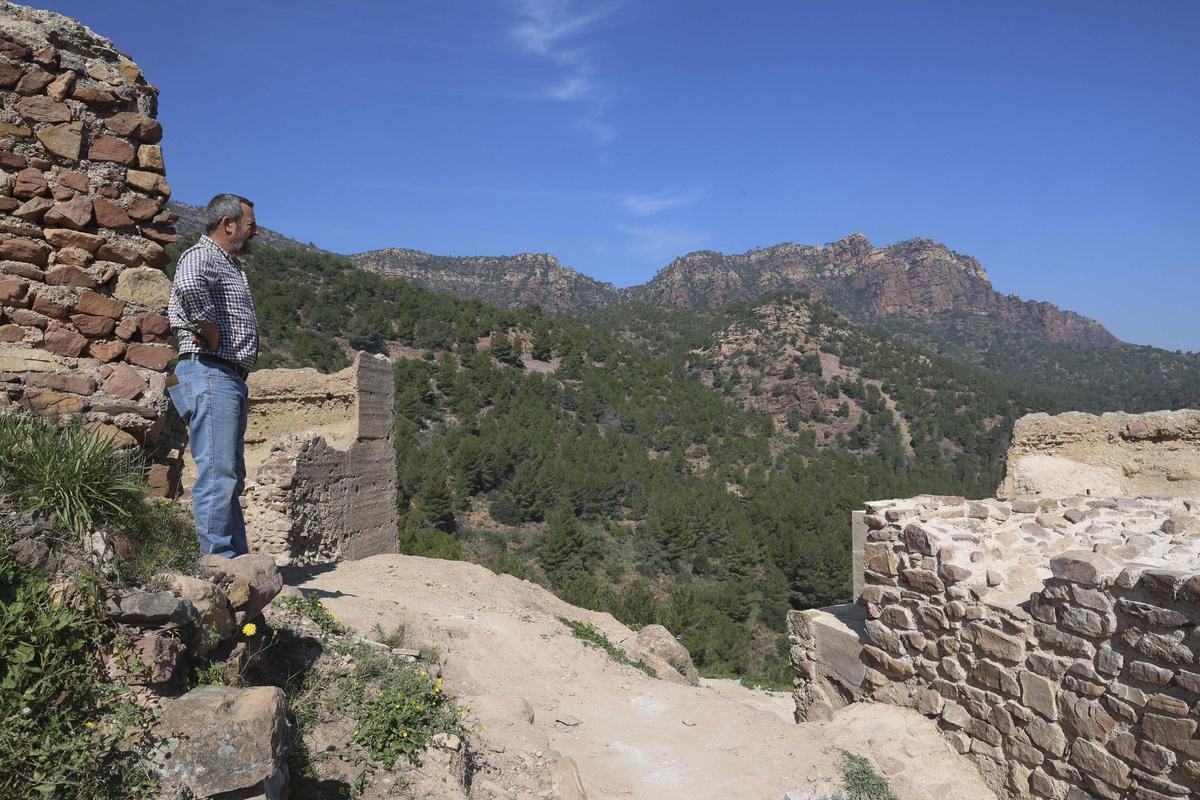 El alcalde muestra la actuación que se ha hecho en el castillo.