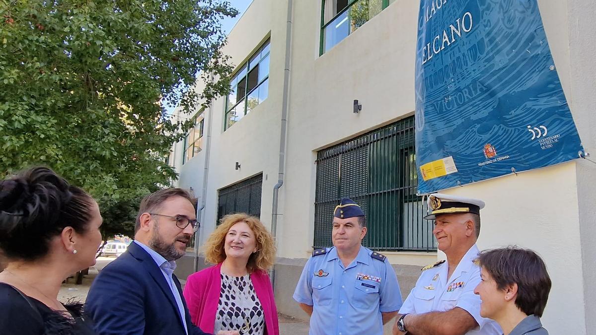 Antonia Pérez, Diego José Mateos, Ana Isabel Barranco, Gustavo Adolfo Gutiérrez y María Dolores Chumilla, a las puertas del instituto Ibáñez Martín, este viernes.