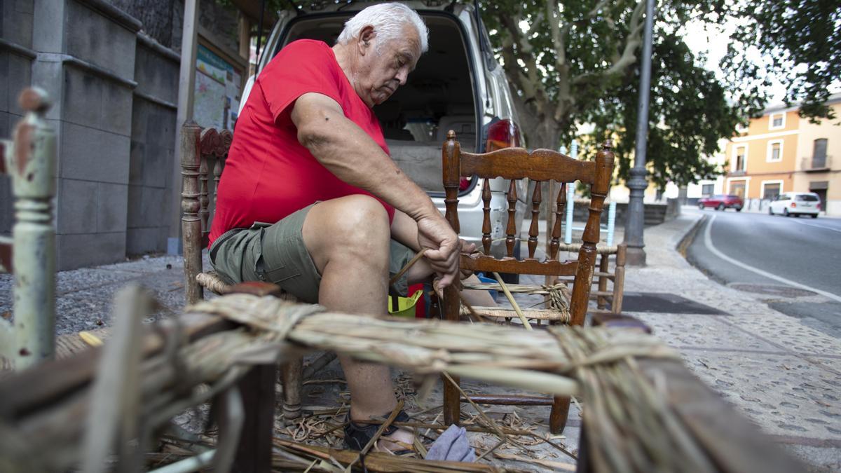 El arte de "bogar", un oficio que aún pervive en Xàtiva