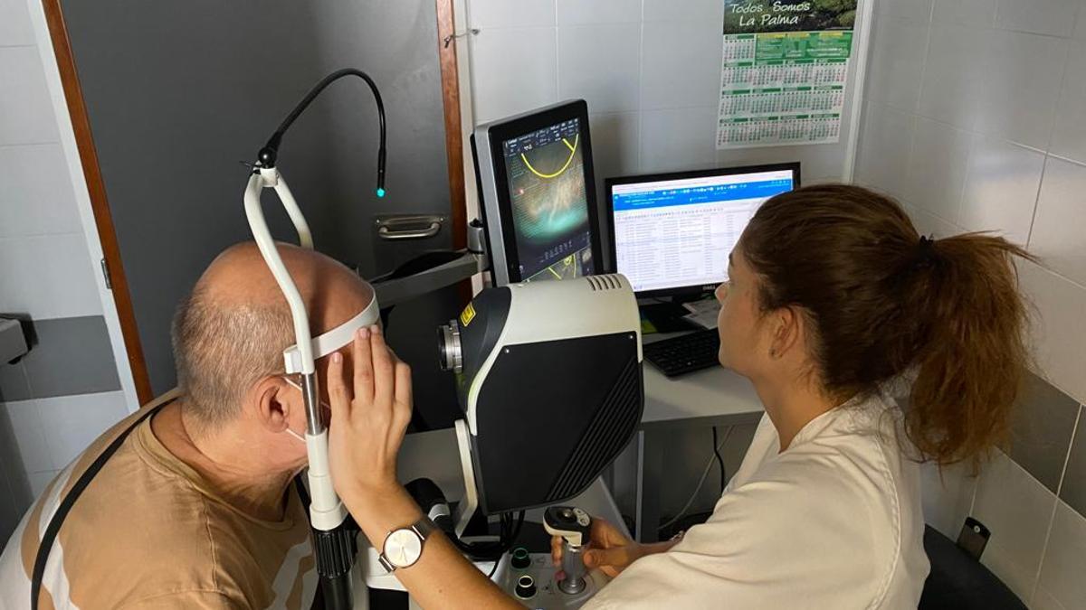 Un paciente recibe tratamiento con el nuevo láser en el Hospital Doctor Negrín.