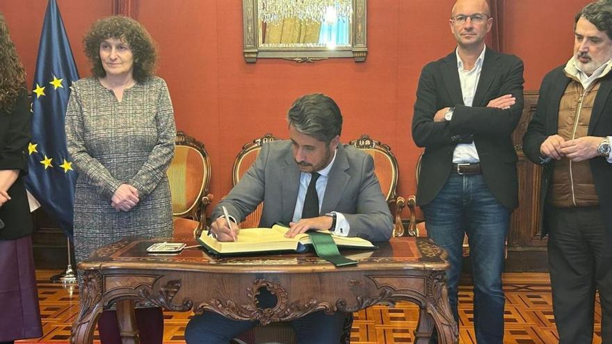 El alcalde de La Laguna vive en Ibiza su última asamblea como presidente de Ciudades Patrimonio