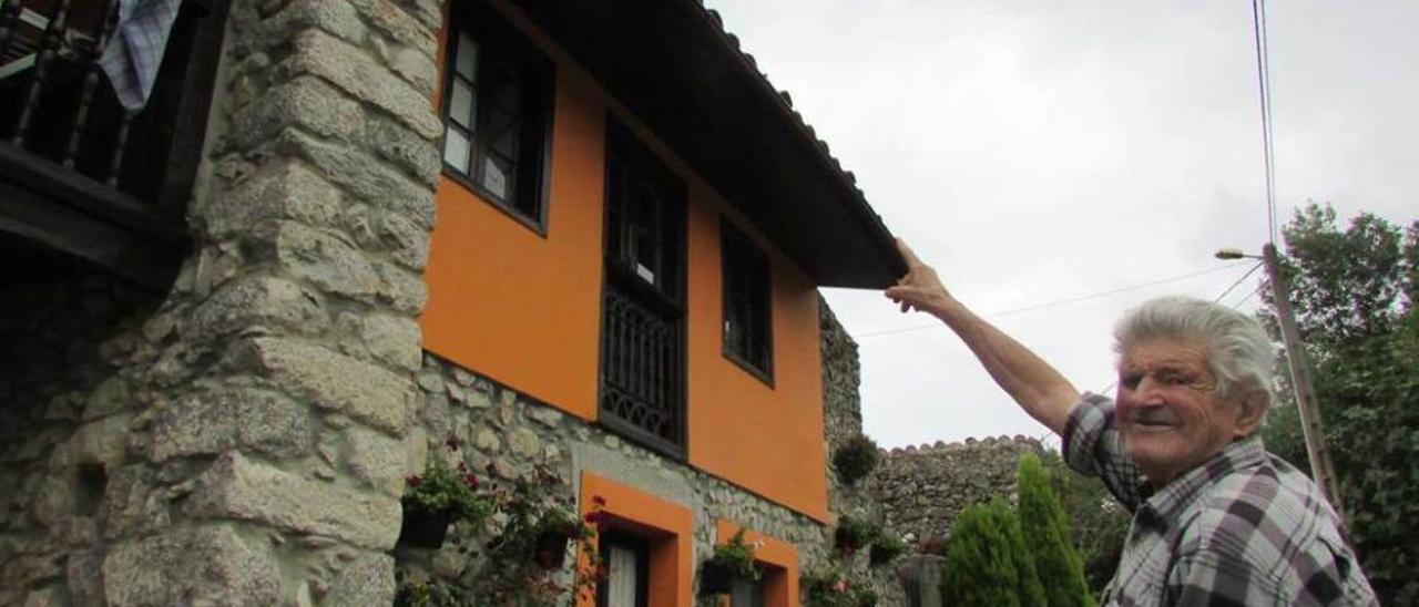 Enrique Fernández Toraño señalando ayer el alero donde está el nido de avispas.