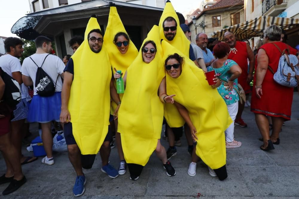 El "Entroido de Verán" atrae a miles de personas engalanados con originales disfraces.