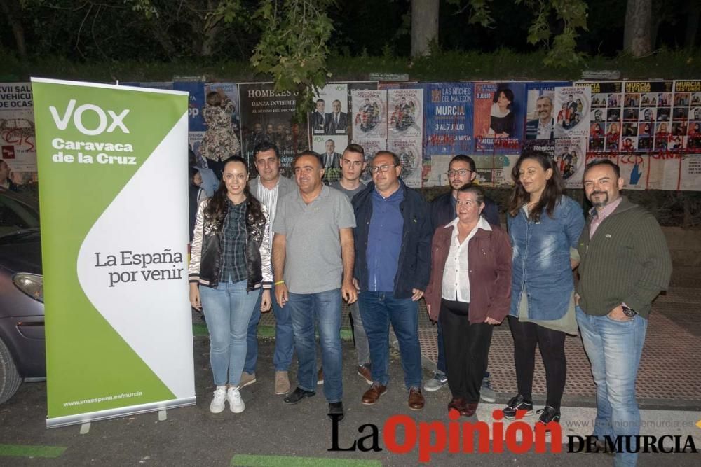 Pegada de carteles en Caravaca