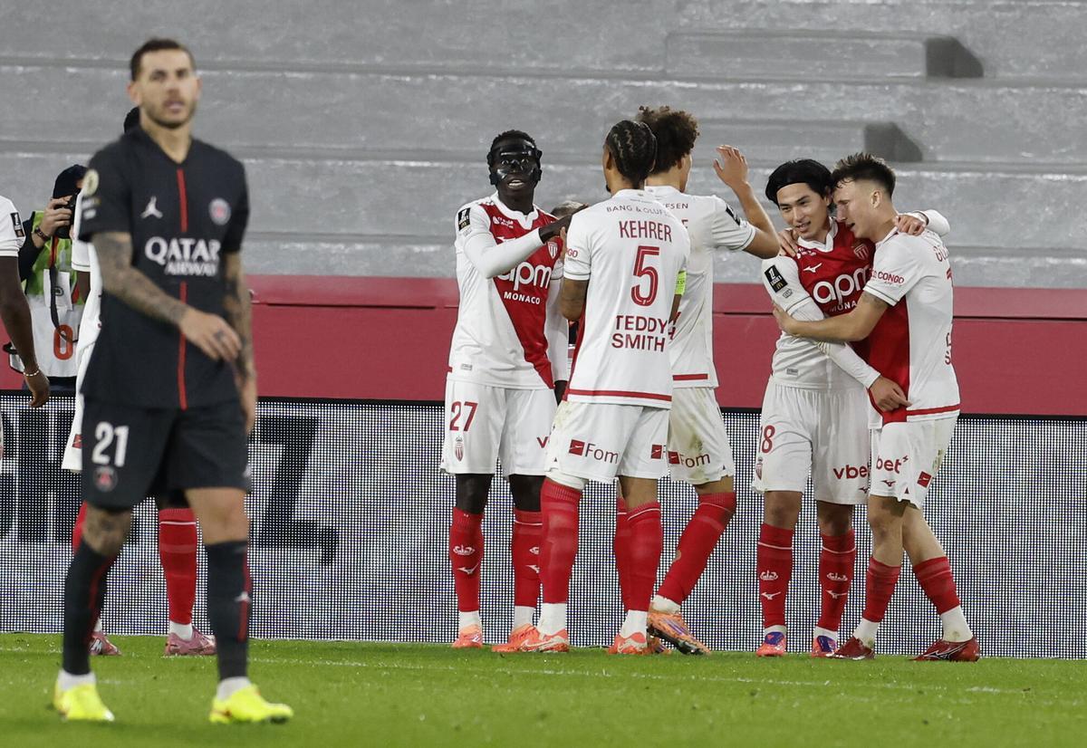 El jugador del Mónaco Takumi Minamino celebra cons su compañeros el 1-0 durante el partido de la Ligue 1 que han jugado AS Mónaco y Paris Saint-Germain FC, en Mónaco.