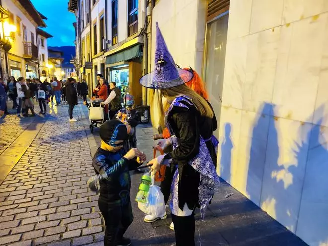 "Truco o trato": brujas, vampiros y fantasmas invaden Villaviciosa en una tarde terrorífica