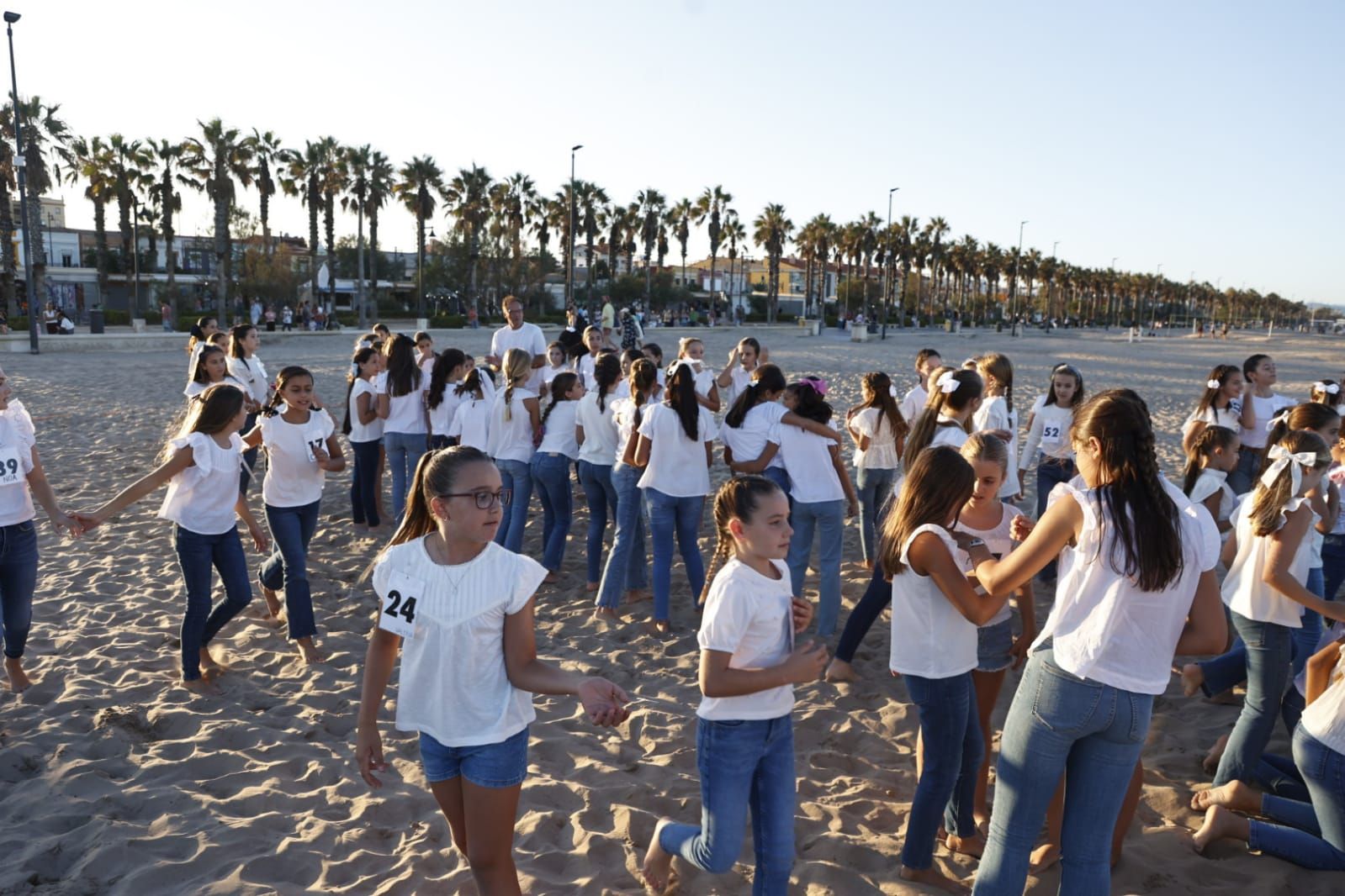 La fiesta playera de las candidatas a Fallera Mayor Infantil de València 2024