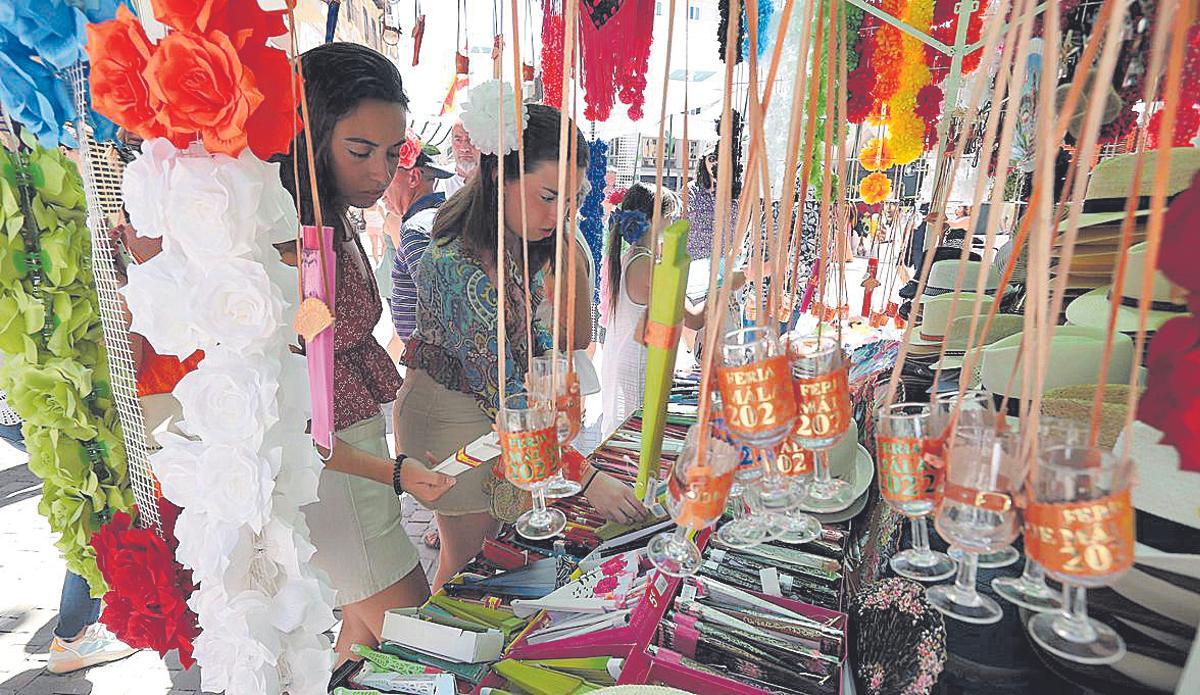 Los puestos ambulantes ofrecen muchos elementos de Feria que se venden mucho en estos días.