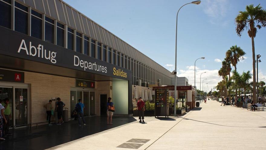 Le salvan la vida a una mujer que sufrió un infarto en el aeropuerto Tenerife Sur