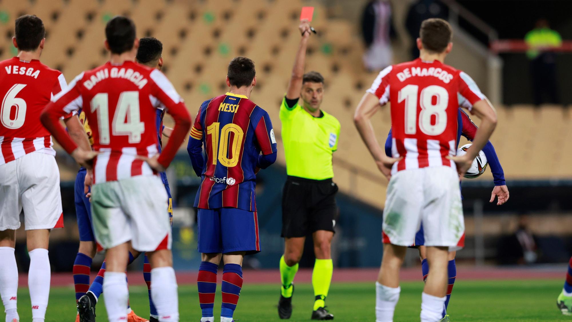 Gil Manzano enseña la tarjeta roja a Messi en la final de la Supercopa.