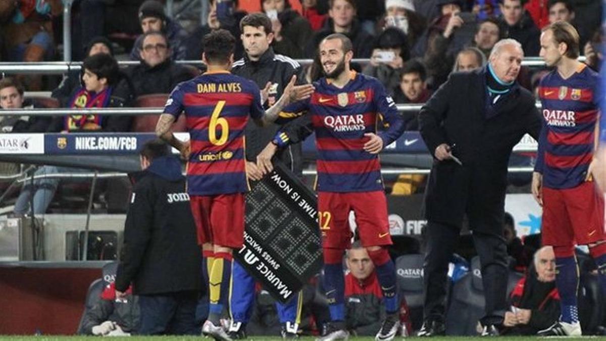 Aleix Vidal sustituye a Alves en un partido con el Barça de febrero de 2016.