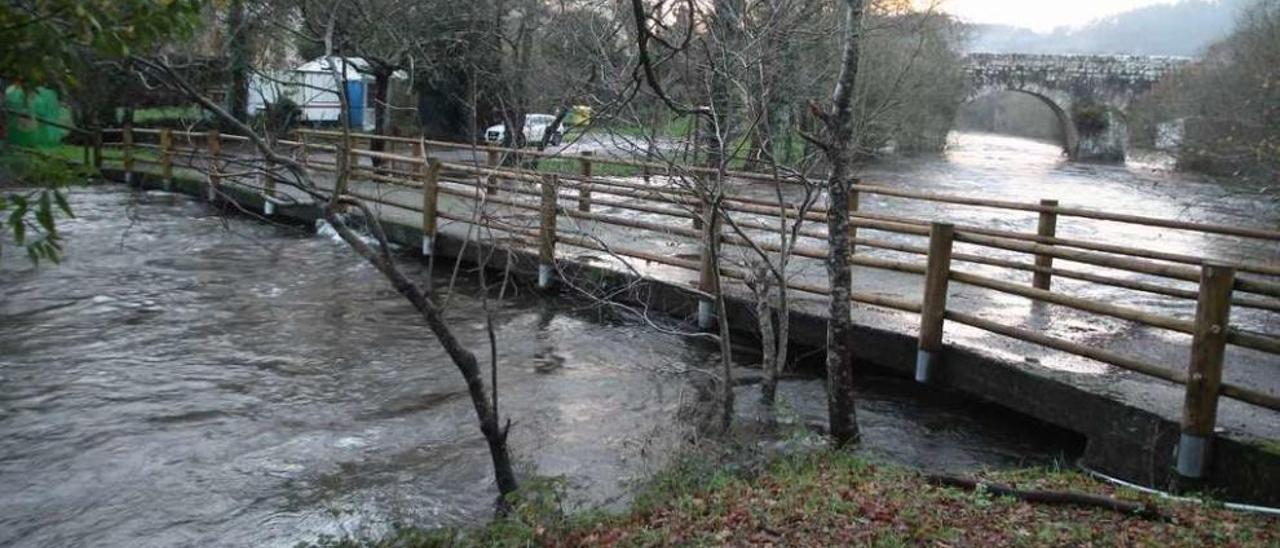 La crecida del Ulla estuvo a punto de cubrir la pasarela del área recreativa de Gres. // Bernabé/Gutier