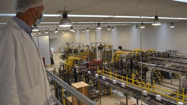 Líneas de envasado de leche de la fábrica de Reny Picot en Anleo. 
  | ANA SERRANO