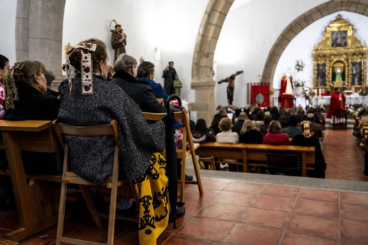 Los jugadores del colegio Diocesano de Cáceres cumplen su promesa y portan a San Blas en su procesión