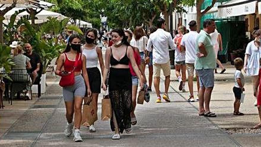 Turistas paseándose este verano por Vara de Rey.