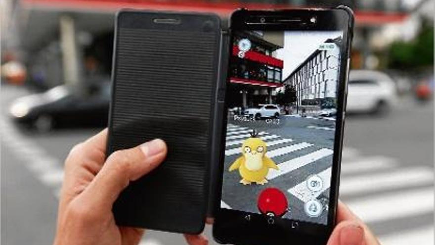 Una imatge de l&#039;aplicació Pokémon Go en un dispositiu mòbil en un carrer del centre de Girona.