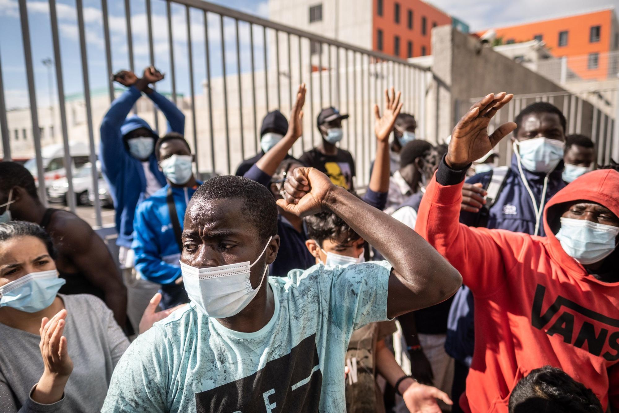 Concentración de migrantes ante la antigua prisión Tenerife I.