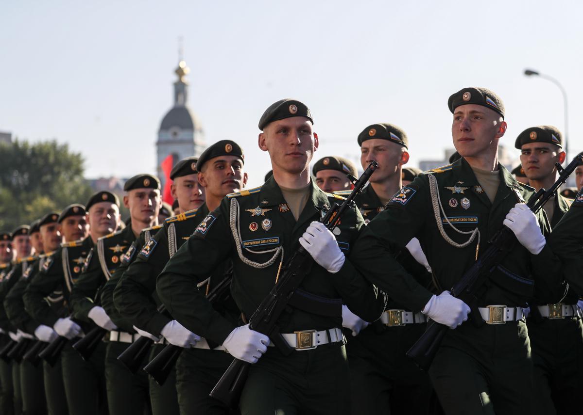 Moscow (Russian Federation), 09/05/2023.- Russian servicemen march in downtown of Moscow, Russia, 09 May 2023, preparing for the military parade which will take place on the Red Square to commemorate the victory of the Soviet Union’s Red Army over Nazi-Germany in WWII. (Alemania, Rusia, Moscú) EFE/EPA/YURI KOCHETKOV