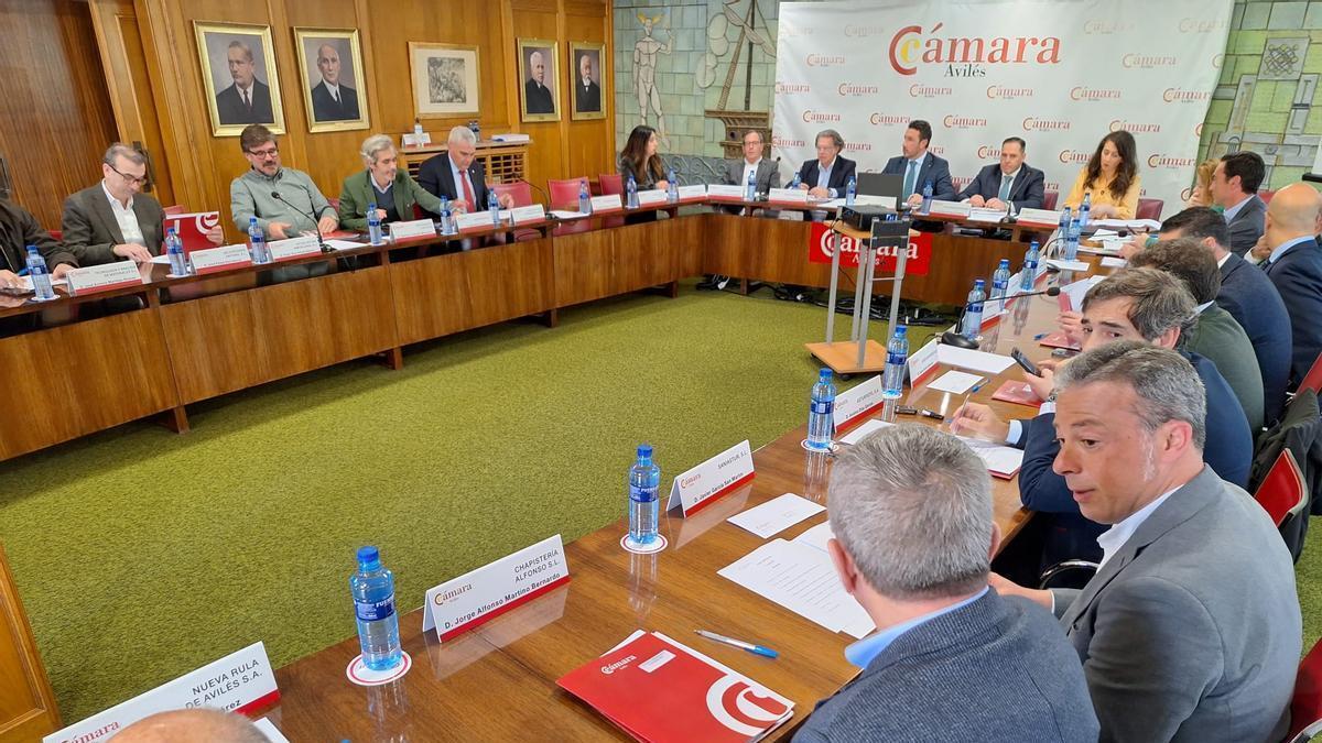 Un plenario de la Cámara de Comercio de Avilés presidido por Daniel González.
