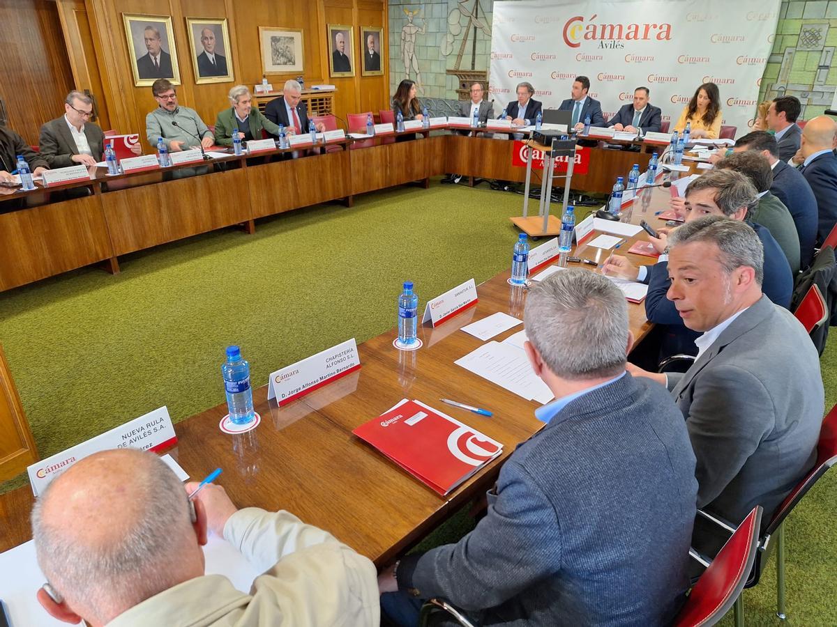 Un plenario de la Cámara de Comercio de Avilés presidido por Daniel González.