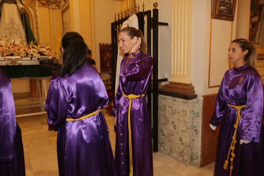 Raquel Alario ejerce de porteadora en la Semana Santa de Gandia