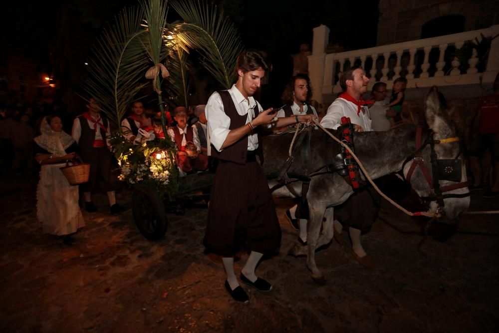 La Beata reina en un desfile triunfal