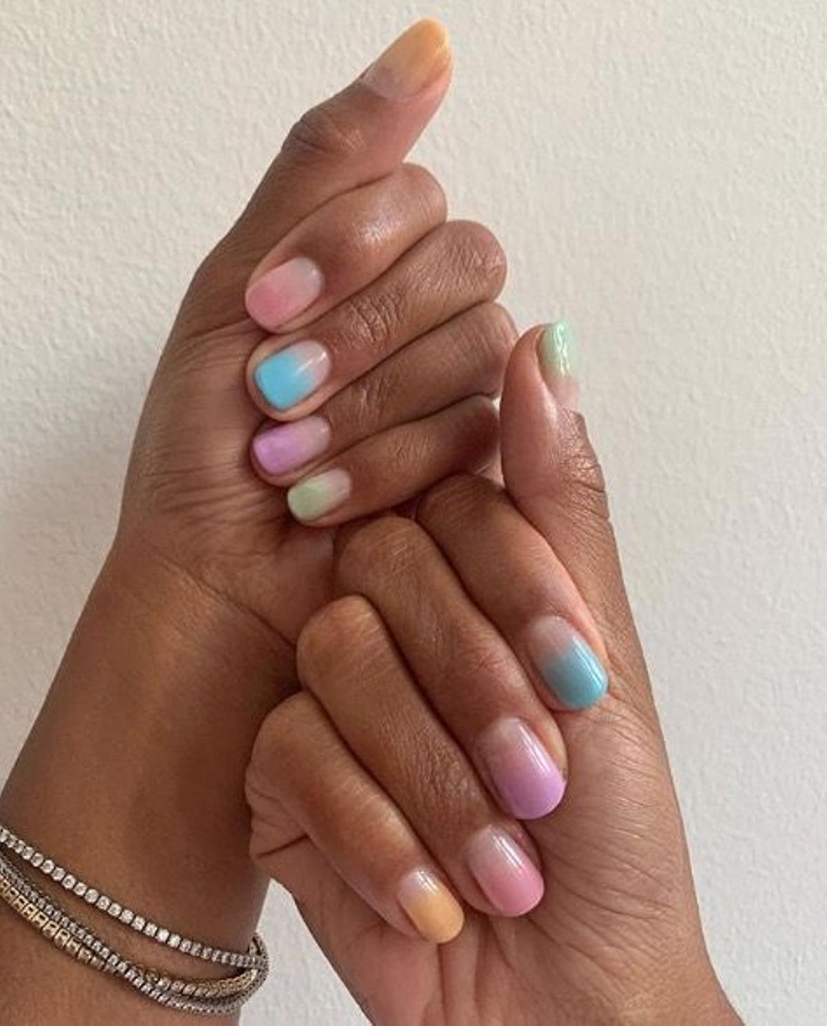 Manicura de lúmula desnuda en tonos pastel