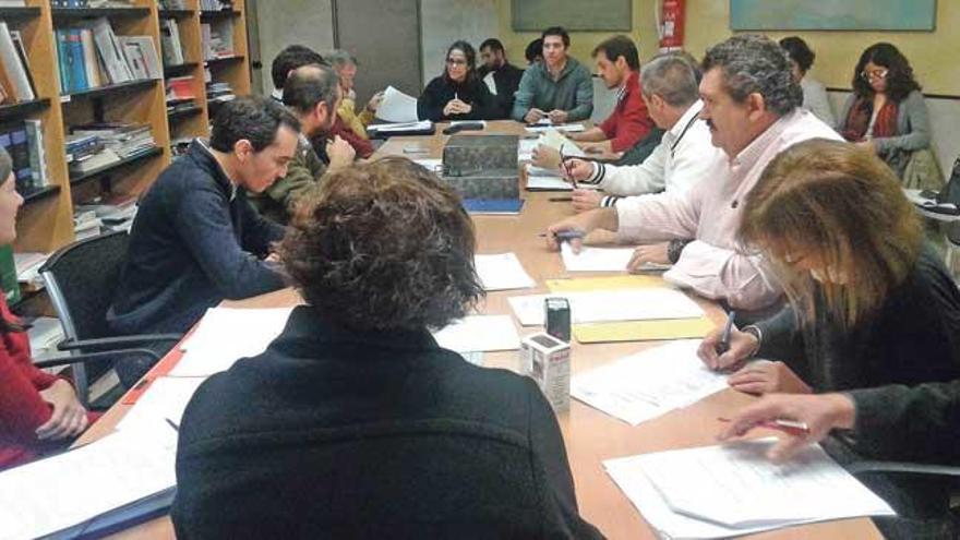 La comisión de Cuentas se reunió ayer para informar el proyecto de presupuestos de 2016 .