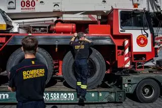 Un camión queda atrapado durante horas en una estrecha calle de Torre Baró